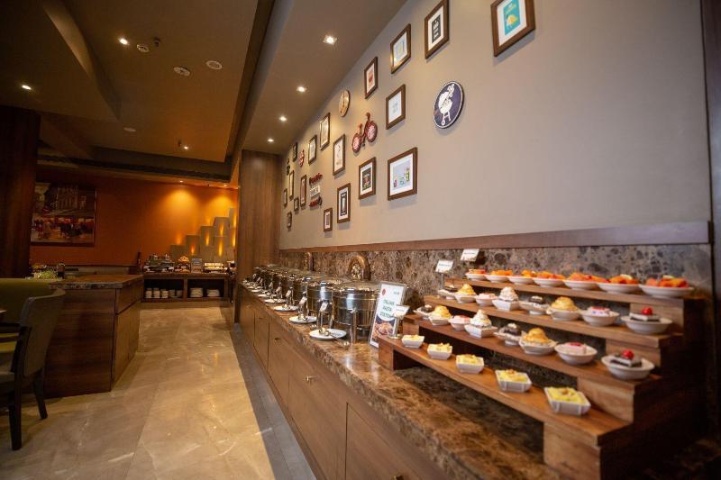 Yogi Midtown 4*
